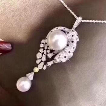 Natural Fresh Water White Pearl Pendant Necklace with Tiger Design